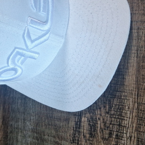 Oakley Cream&White Snapback Ball Cap - Picture 2 of 8